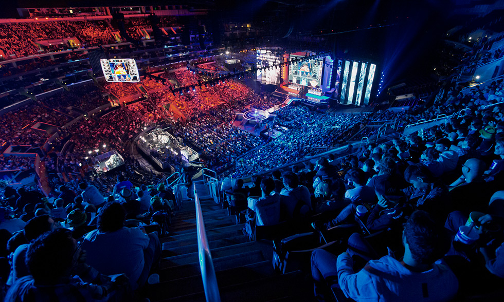 西门状态糟糕透了！ SmLz 的Jinx打出了五杀，而 Uzi 的Kai'Sa则显得力不从心。蓝队以1-0领先 Uzi 的队伍。